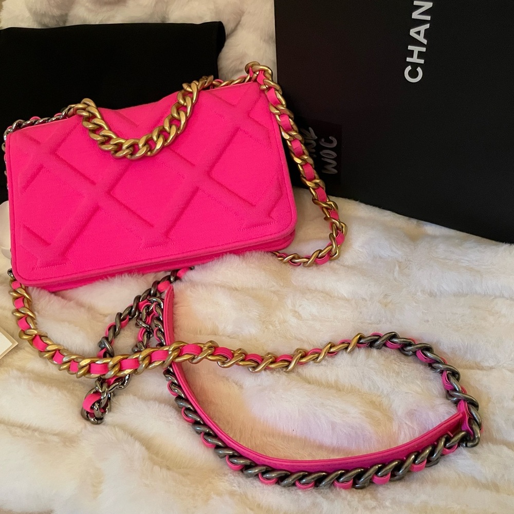 ❌SOLD❌🔥CHANEL 19 Jersey quilted Hot Pink Wallet on Chain - Picture 4 of 5